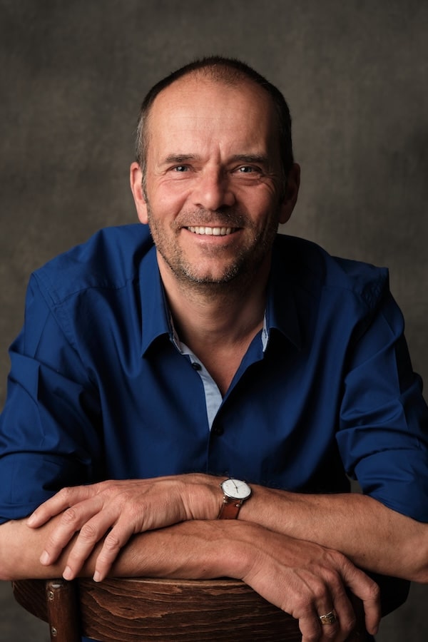 Foto Jasper Jobse, zittend op stoel foto 1