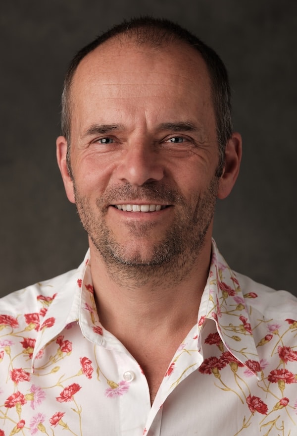 Jasper Jobse met bloemenblouse